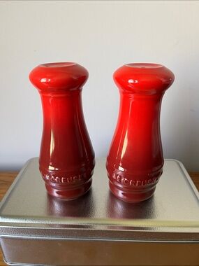 Le Creuset Salt & Pepper Shakers Set Cherry Cerise Red Stoneware Kitchen Dining